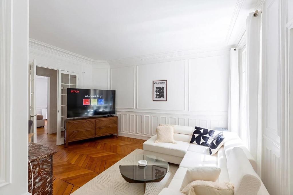 Prestigious 4BR - Sleeps 9 - Eiffel Tower - 1