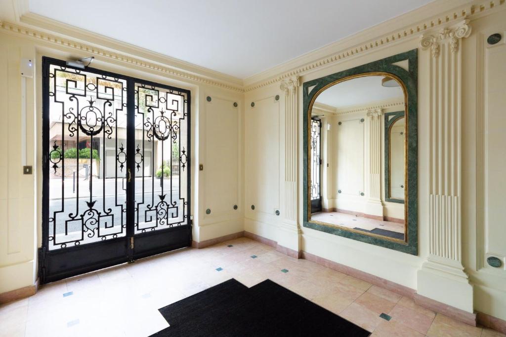 Prestigious 4BR - Sleeps 9 - Eiffel Tower - 4
