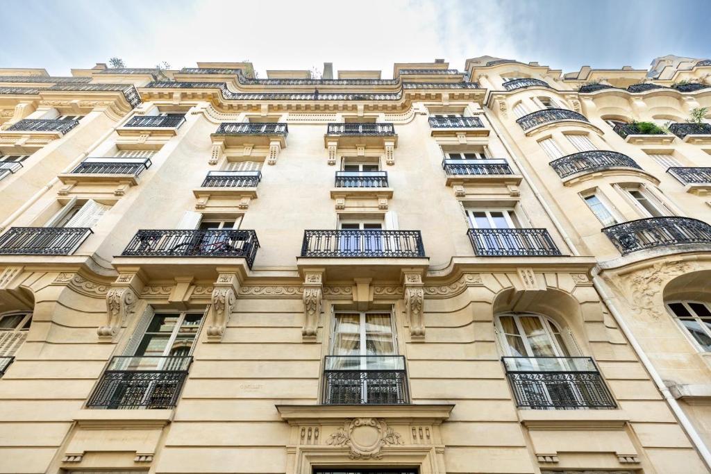 Prestigious 4BR - Sleeps 9 - Eiffel Tower - 3