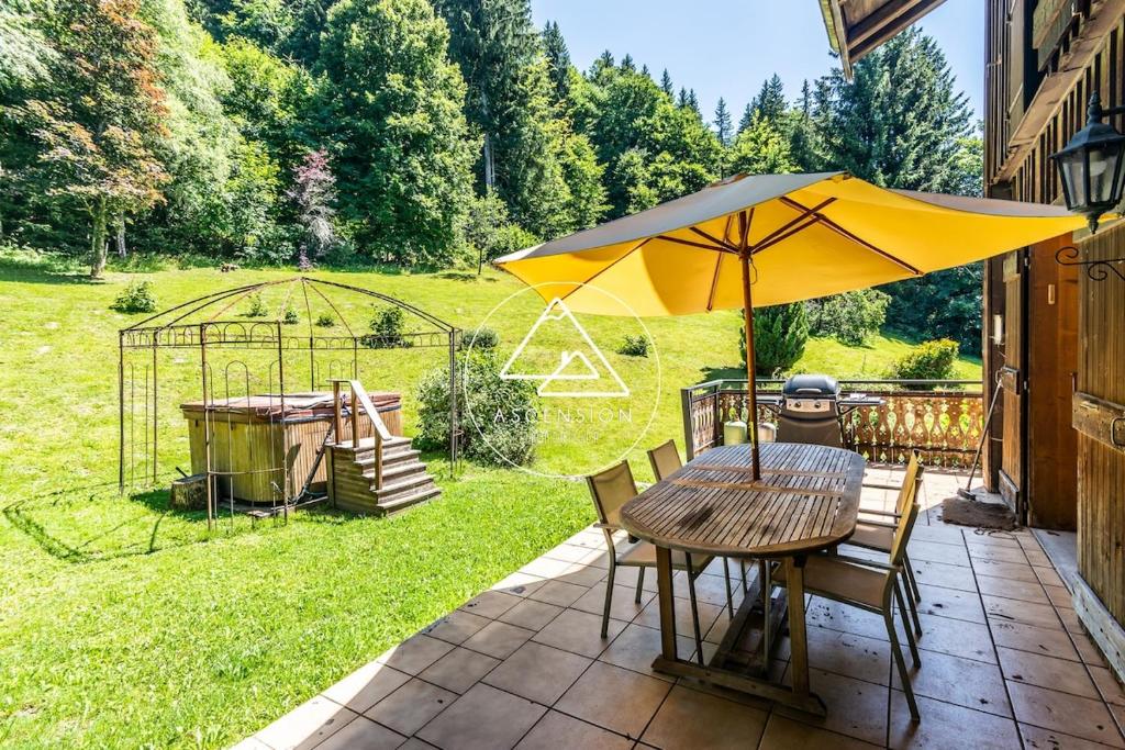 Beautiful chalet sleeps 10 with hot tub - 5