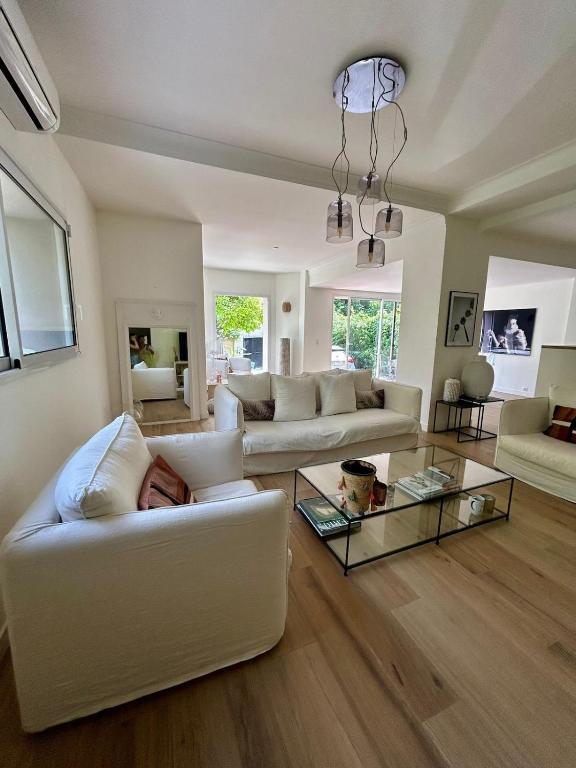 Très agréable et spacieuse villa avec piscine, jardin et clim - 1