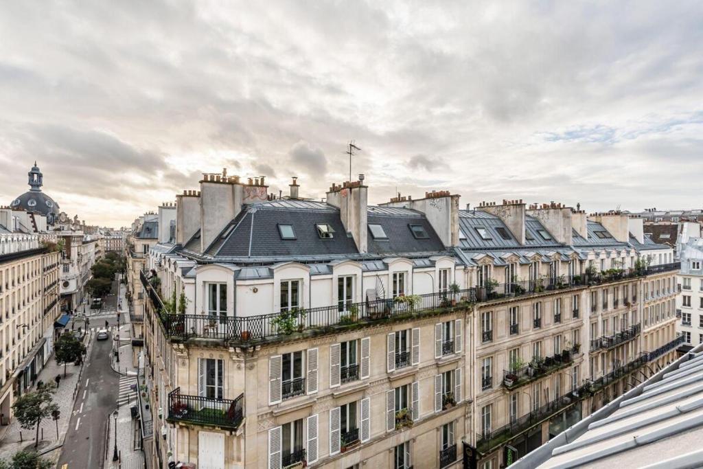 Designer gem overlooking the rooftops - 5
