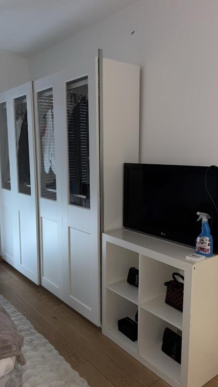 Charming 2 room garden level with garage - 2