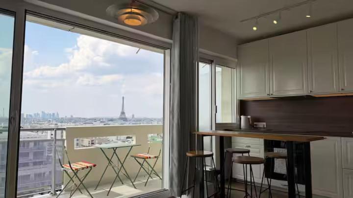 Eiffel View Balcony Hostel - 5