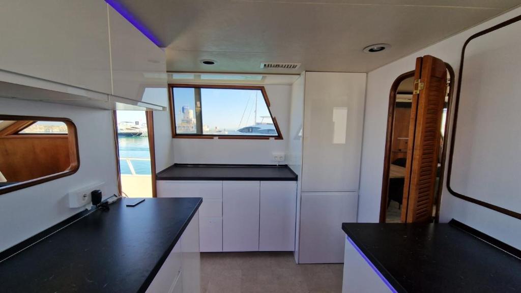 Live on a luxury 65ft yacht in Duquesa- Estapona - 2