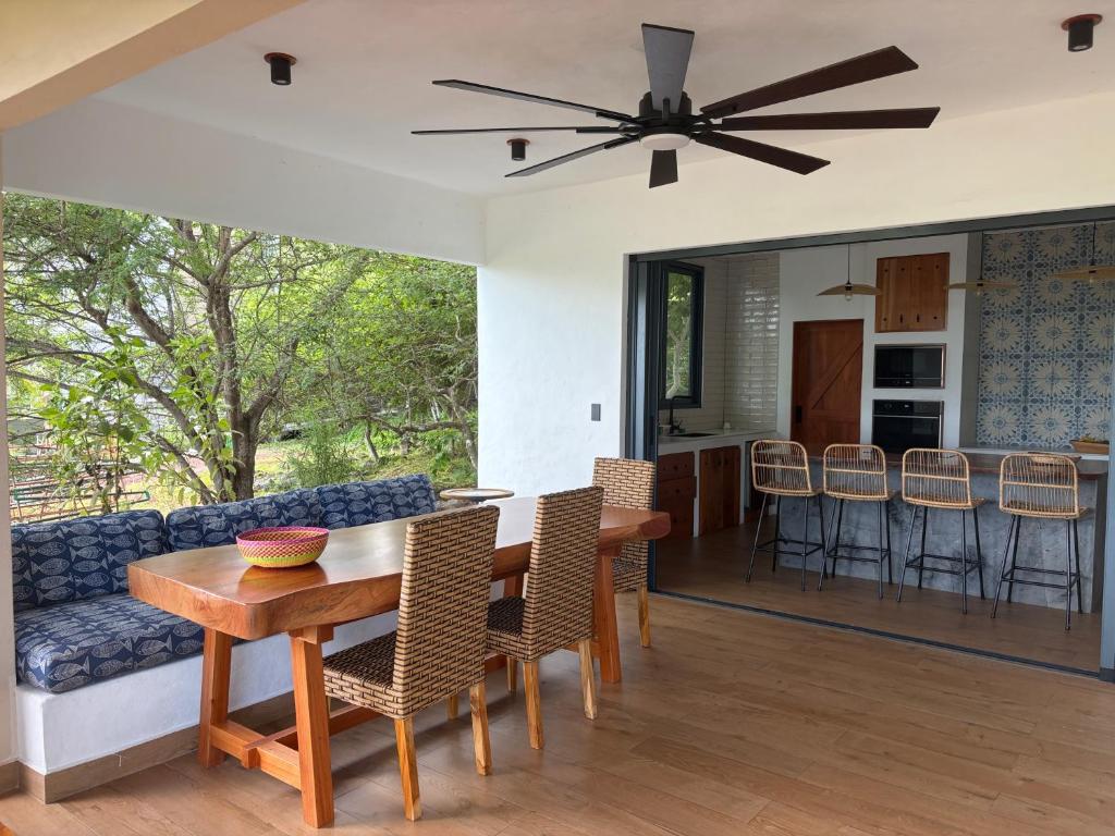 La Orilla Oceanfront House - 2