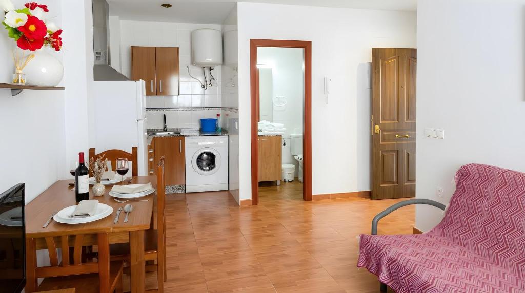 Apartamento lugar Tranquilo facil aparcamiento solo alquilamos a familias y parejas - 1