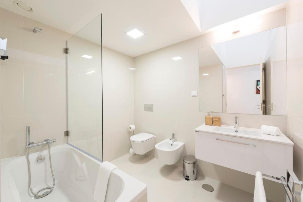 Bright Downtown Apartment photo