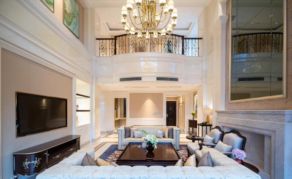 Shared lounge/TV area