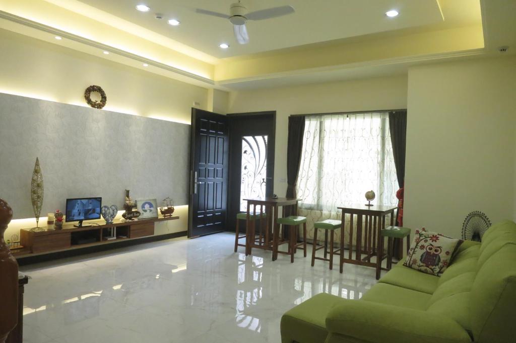 Shared lounge/TV area