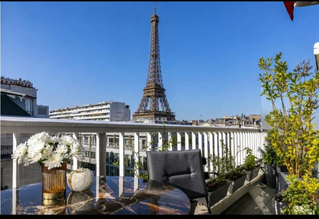 Eiffel Tower View Roof top Luxe services - 1