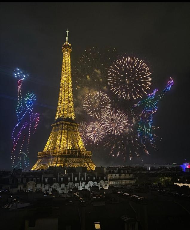 Eiffel Tower View Roof top Luxe services - 3