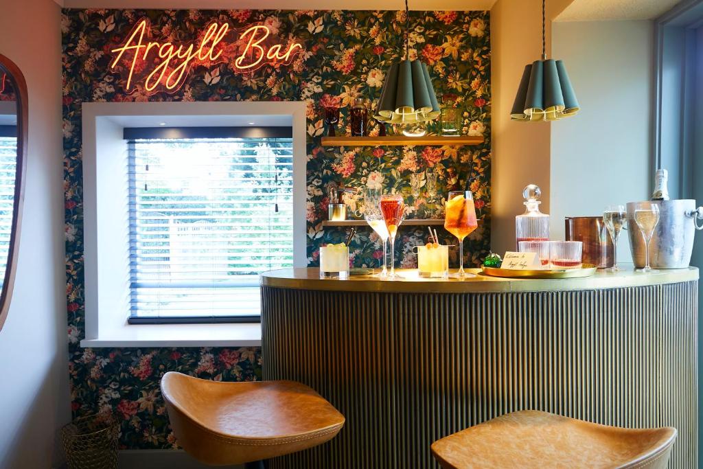 Front desk [24-hour]