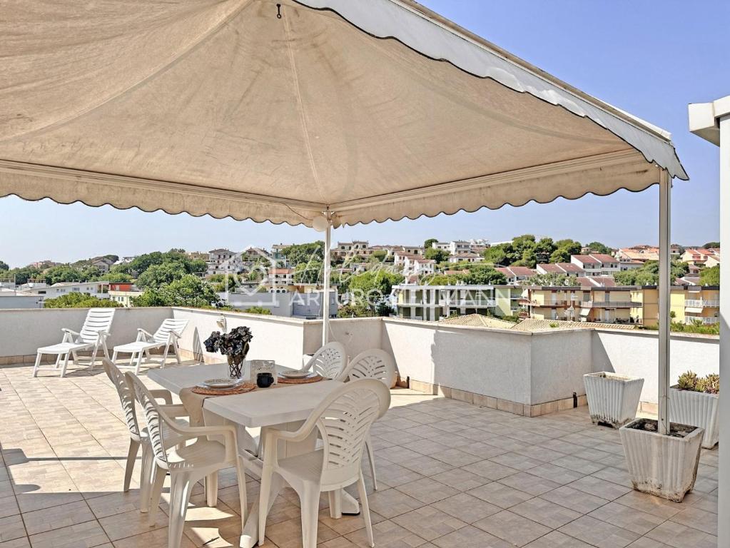 141 - APPARTAMENTO TRILOCALE al secondo piano IN CENTRO A MARCELLI CON GRANDE SOLARIUM - CLIMATIZZATO - SPIAGGIA INCLUSA - 2