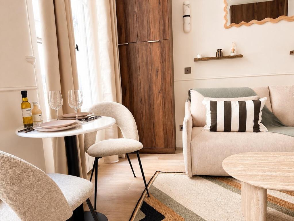 Bright Apartment Steps from Champs Elysées - 2