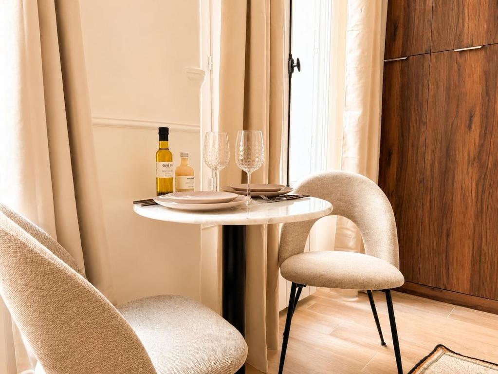 Bright Apartment Steps from Champs Elysées - 1