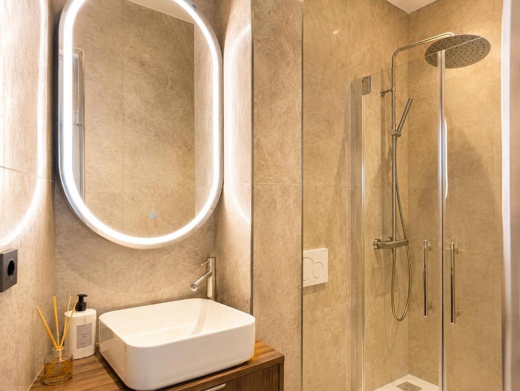 Bright Apartment Steps from Champs Elysées - 4