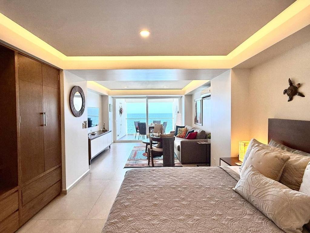 7th Floor Studio Pools Beachfront Harbor - 2