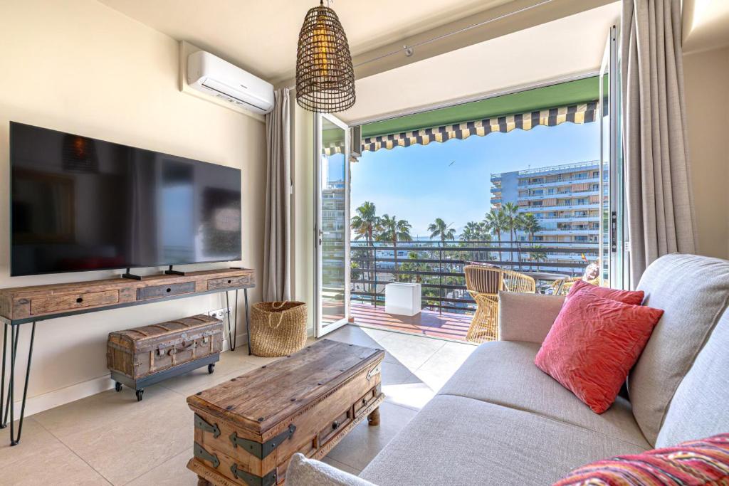 Boho Chic Apt, Frontline Sea & Paseo Views - 3