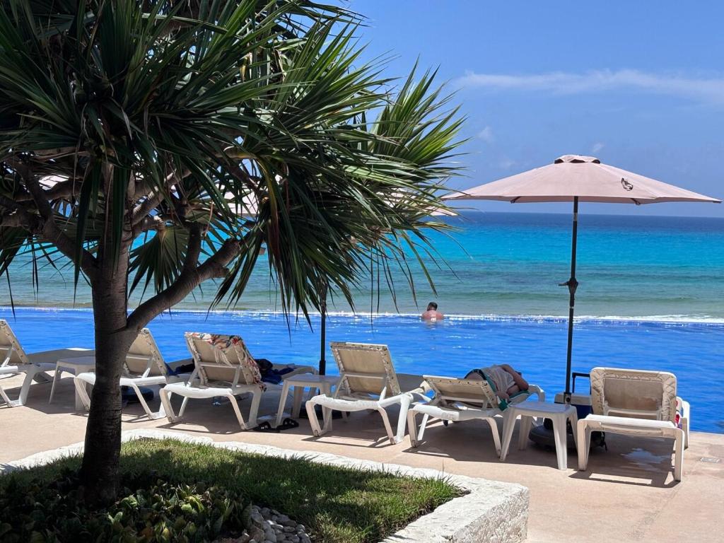 Walk to Party Center and enjoy a great beach at Punta Cancun - 2