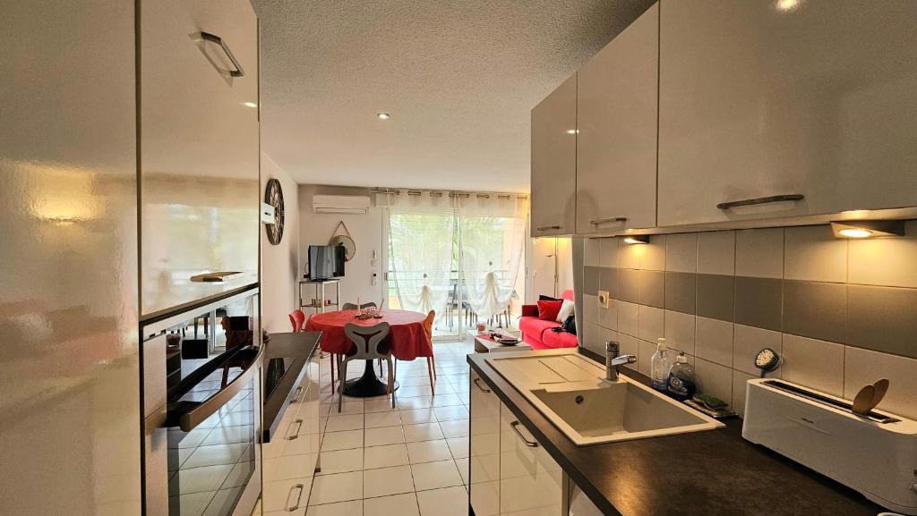 Beachfront Apartment for 6 Free WiFi, Air Conditioning, Garage, Swimming Pool - 2