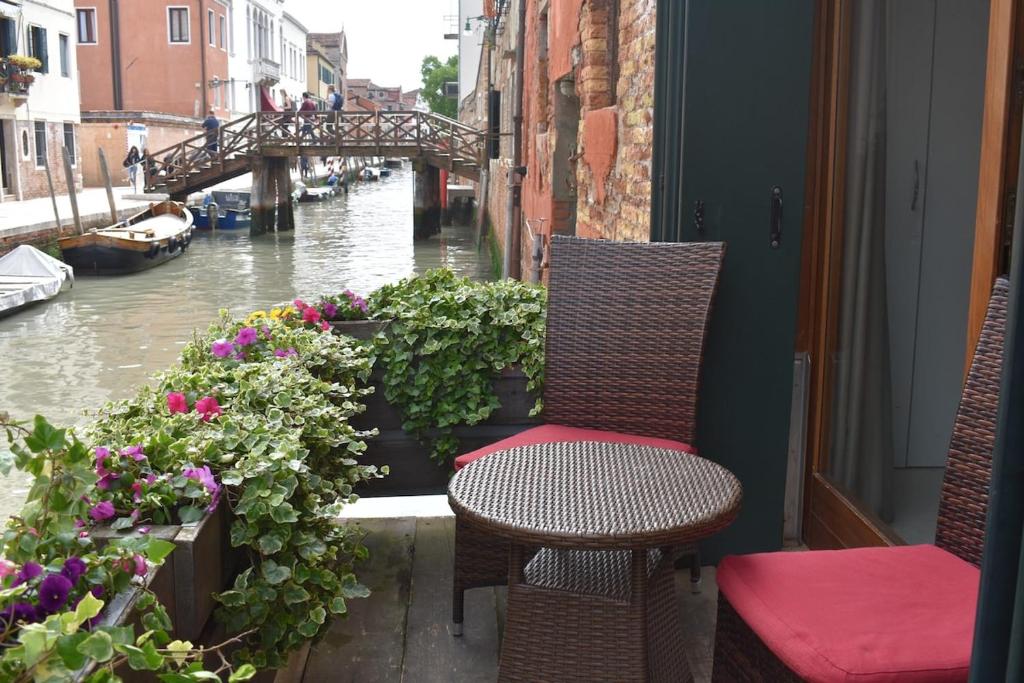 Luxury flat balcony on the water - 2