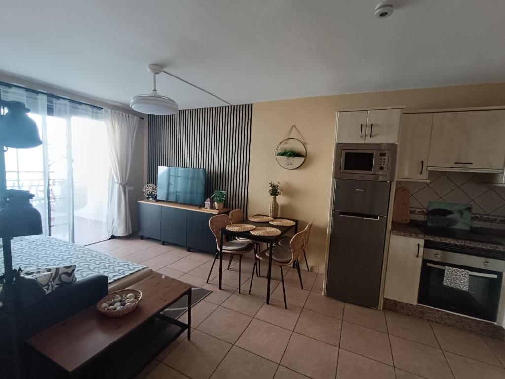 Greatly located apartment with heated pool, Los Cristianos - 2