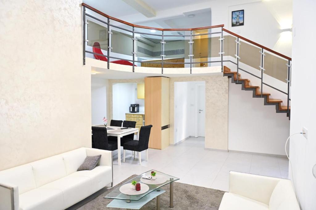 Luxury Duplex with Private Jacuzzi Free Parking - 1