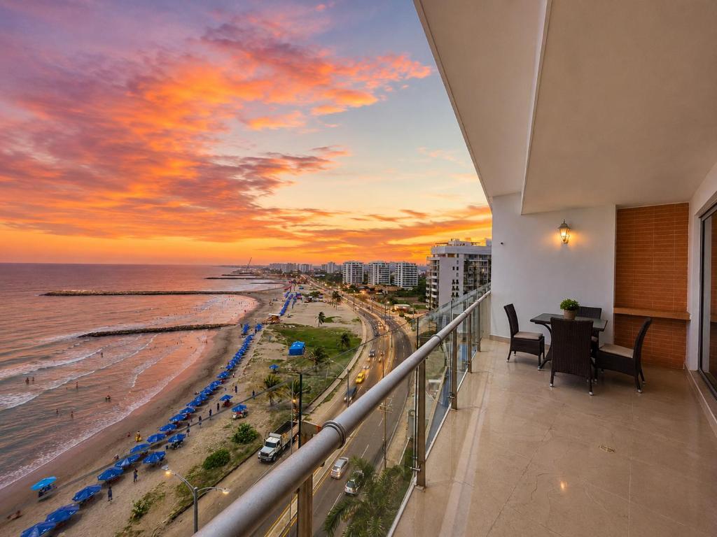 Oceanfront 2BR with Balcony near Walled City - 1