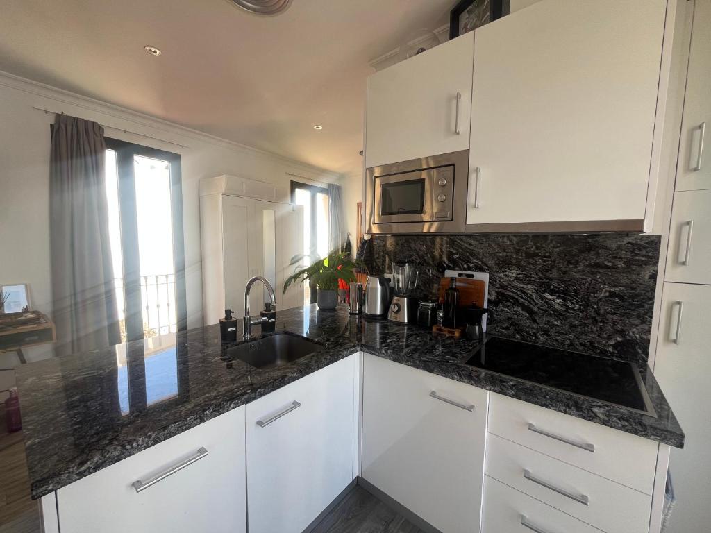 Estepona Old Town Penthouse Studio, 2 Min to Beach - 3