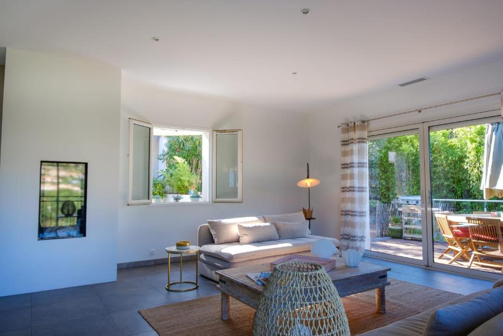 Villa in Les Issambres with swimming pool sleeps 10 - 1