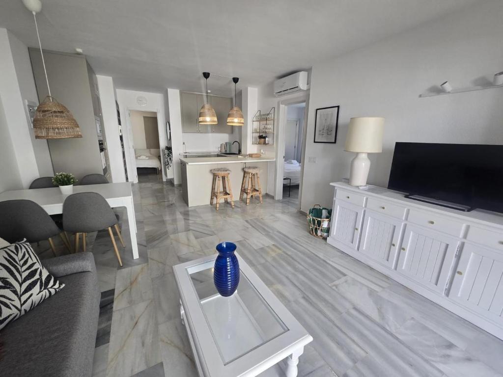 Beautiful Renovated apartment walking distance to beach and ammenties - 3
