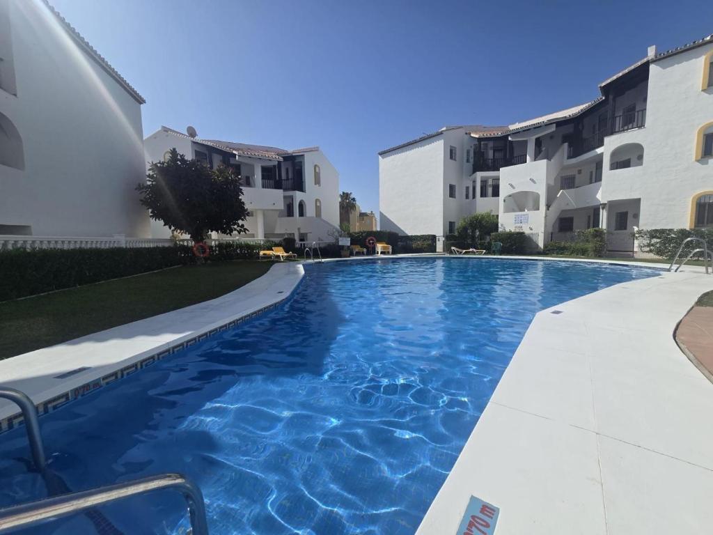 Beautiful Renovated apartment walking distance to beach and ammenties - 4