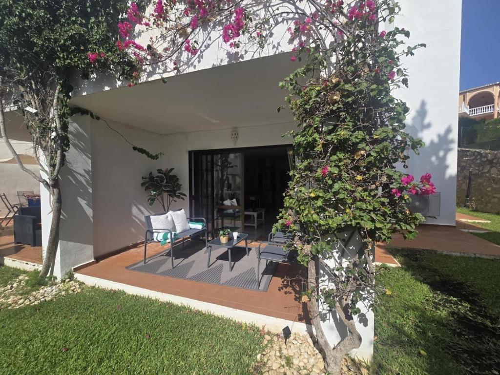 Beautiful Renovated apartment walking distance to beach and ammenties - 5
