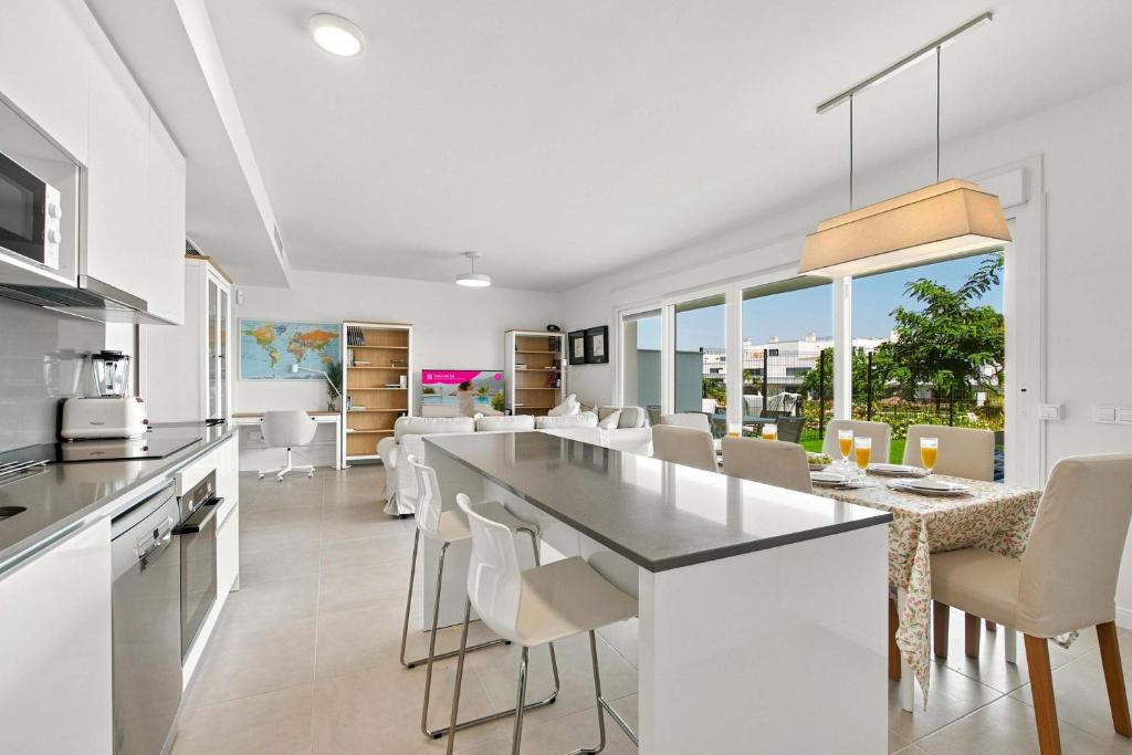 Corner property-free parking-Pool-close to beach - Acgua Garden B-1-BA - 2