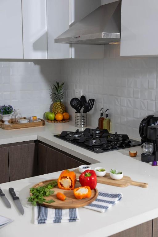 Sleek Modern 1BR w,Balcon WIFI POOL & GYM - 4