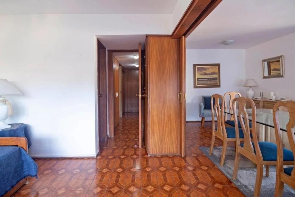 A pasos de Playa El Emir, 4 dormitorios, 4 baños, garage, iluminado, amplio y céntrico - 2