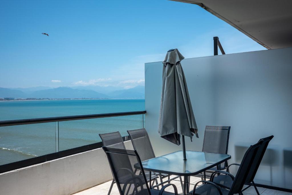 Oceanfront Condo in Bucerías with Two Ocean-View Terraces - Narval Norte - 1