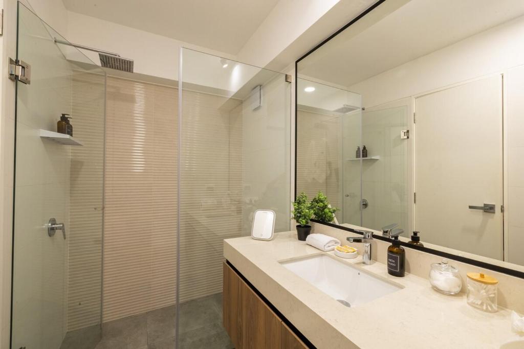 Bright & Modern 1BR w Balcony, WIFI, Free parking - 5