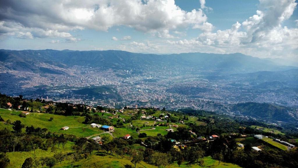 Cabaña Rústica y hermosa vista a la ciudad - 3