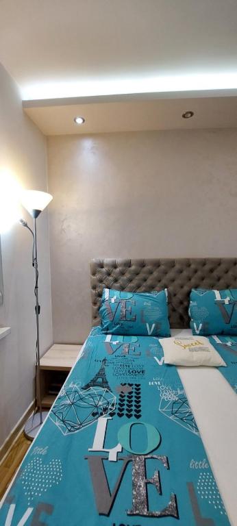 Sweet Yellow Apartment - 4