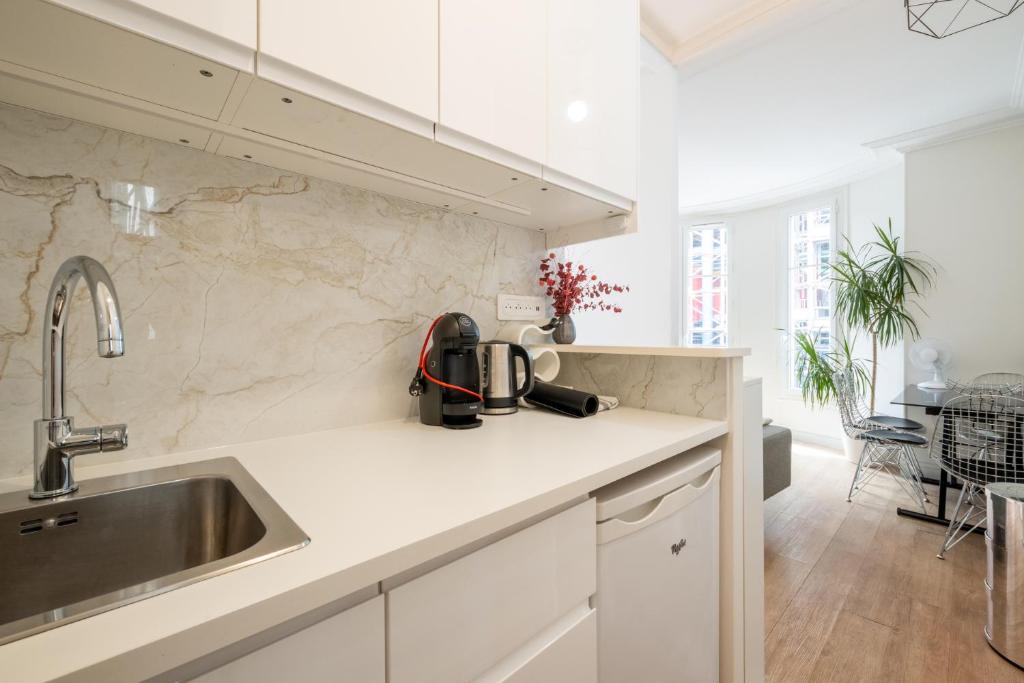 Charming and Bright 1BDR Near the Marais - 2