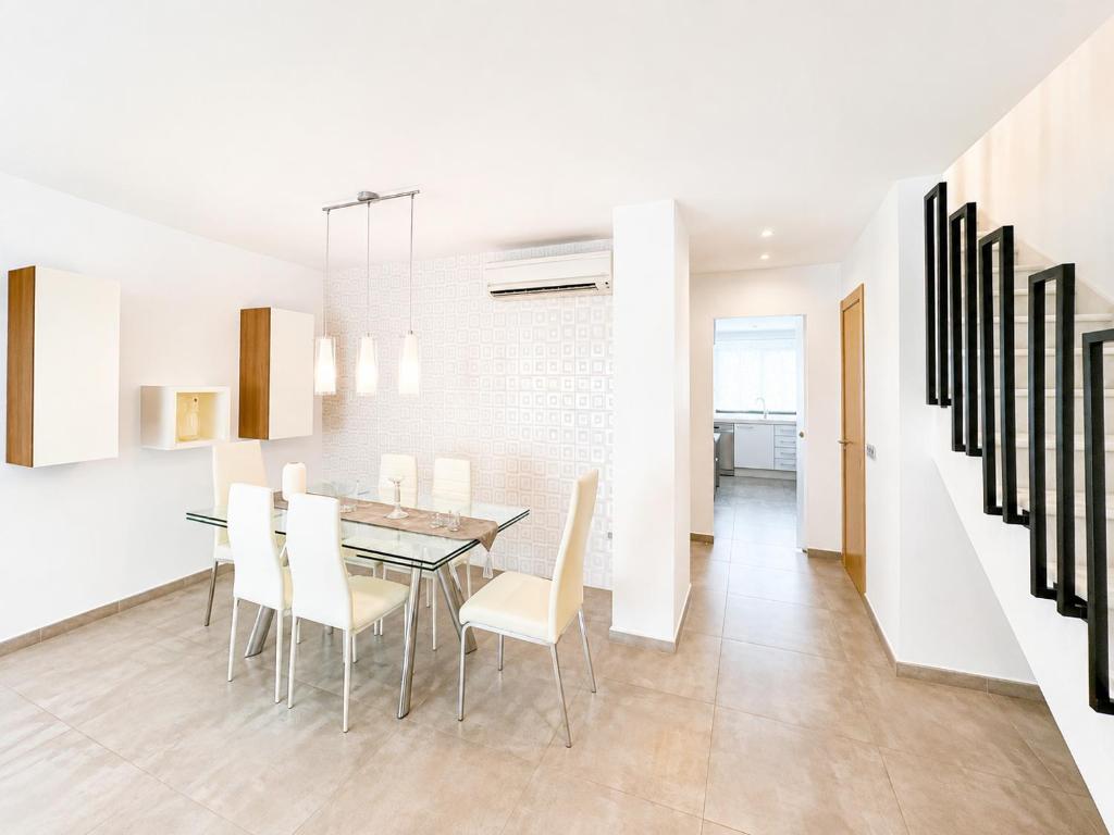 Spacious Family Townhouse in Cancelada, Near Golf Courses and the Beach - 3