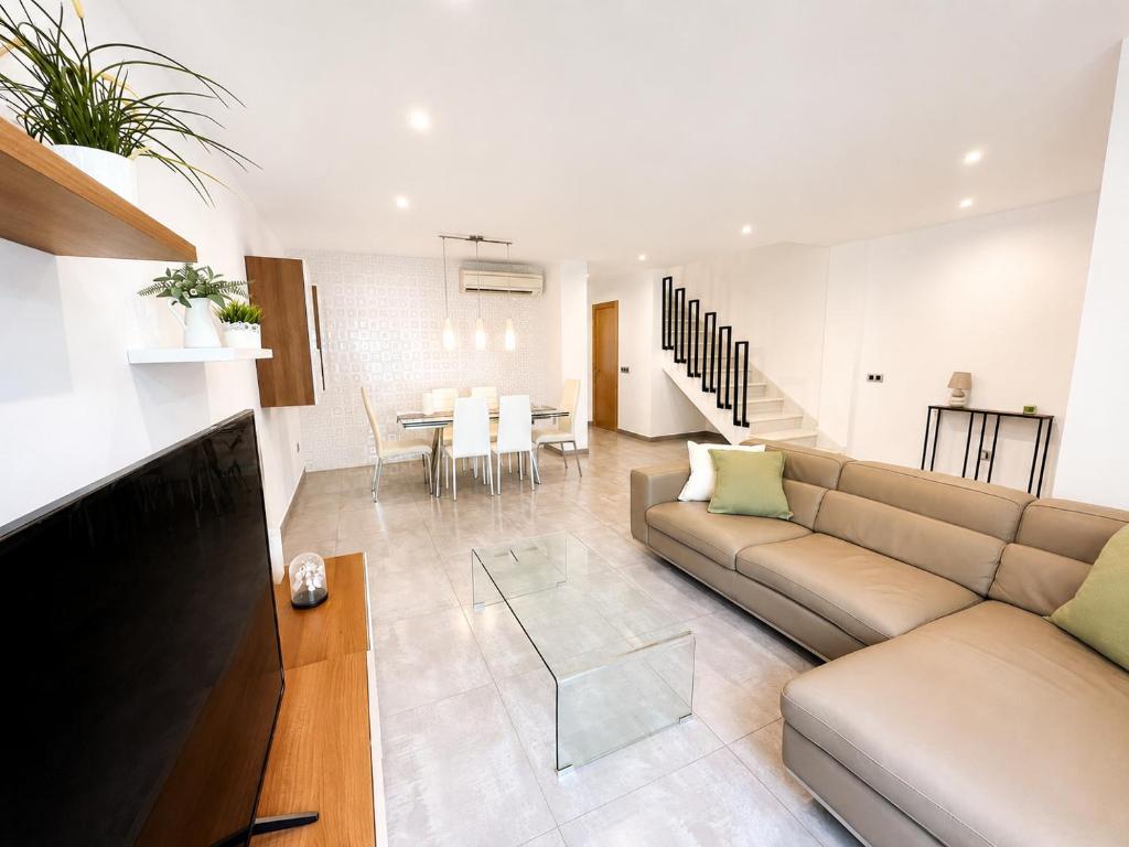 Spacious Family Townhouse in Cancelada, Near Golf Courses and the Beach - 2