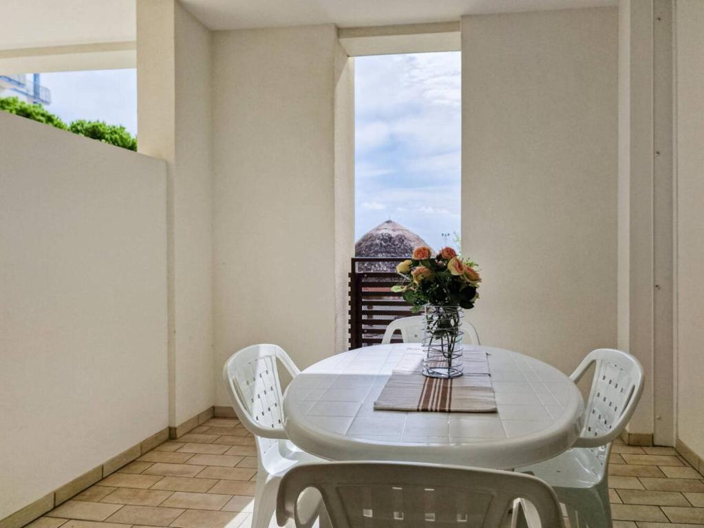 Coastal getaway apartment with pool - 2