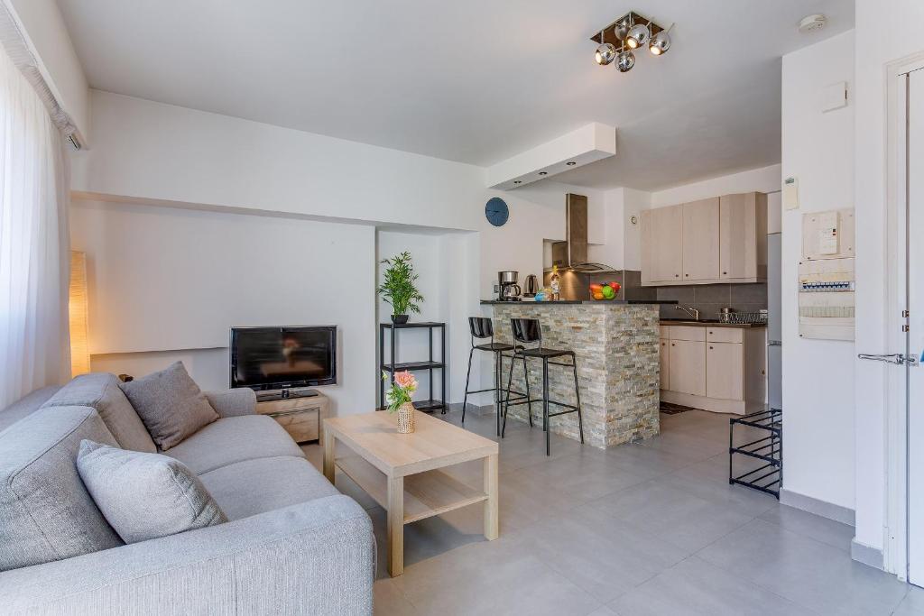 SUEDE 4 AP4210 By Riviera Holiday Homes - 2