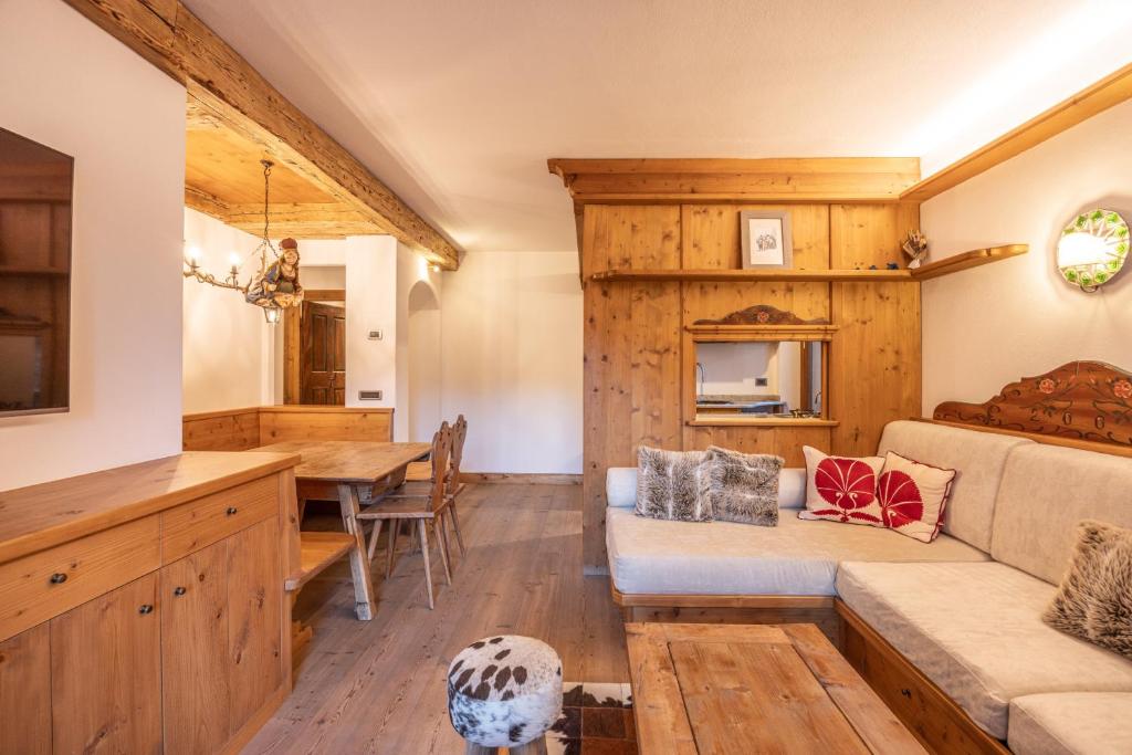 Casa Ampezzo, in the town center with balcony and parking area - 2
