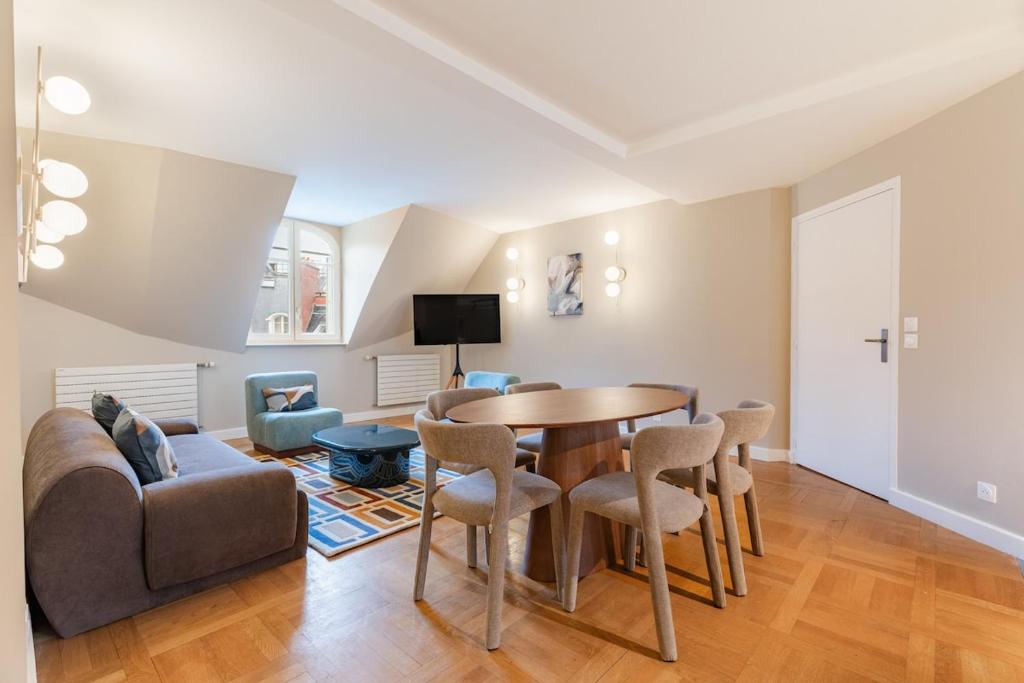 Grand appartement design sous les toits, Paris 16e - 1