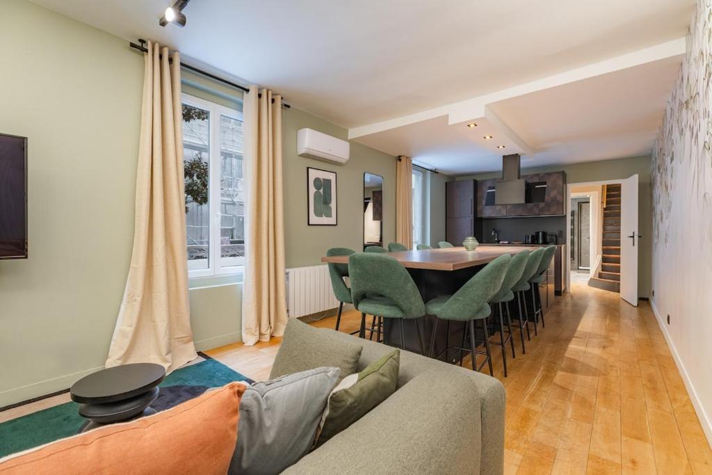 Exceptional triplex with 6 bedrooms & air conditioning - 3