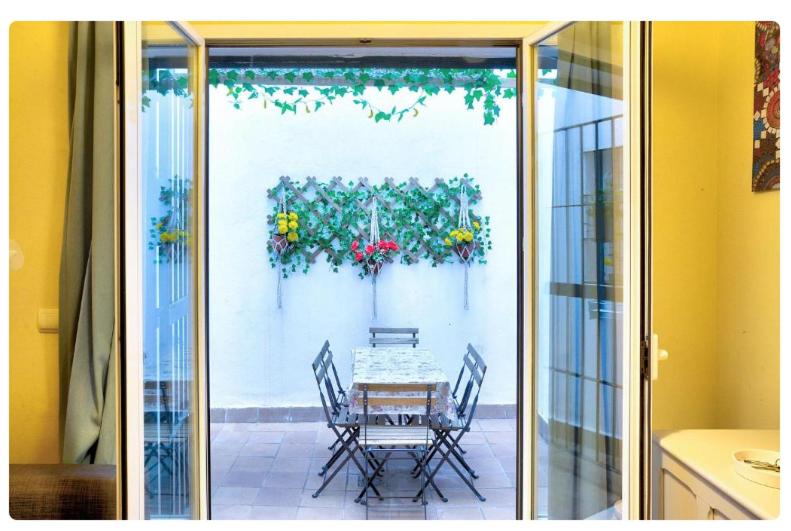 Antolinez Oasis - Central Apartment with Private Patio - 3